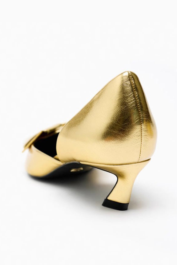 أحذية كعب عالٍ مدببة بألوان زاهية